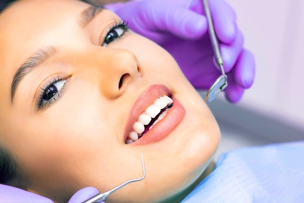 歯科医は歯科医のクローズアップで患者の歯を調べます