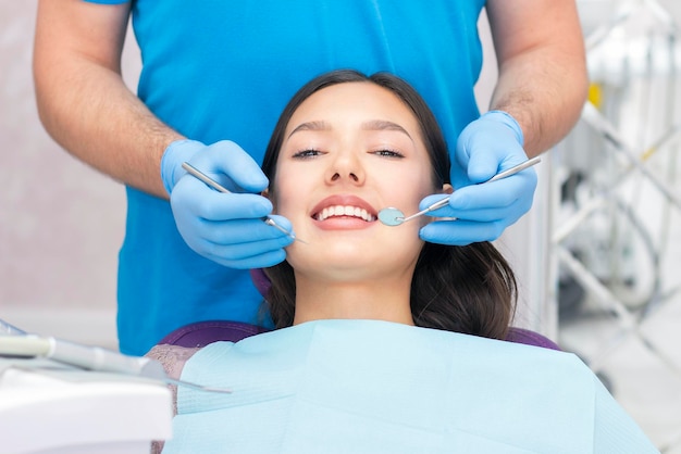 Il dentista esamina i denti dei pazienti dal dentista.