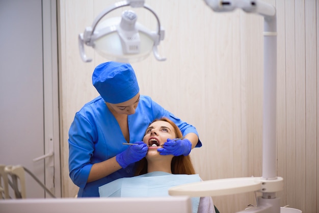 치과 의사의 치과 의사는 환자의 치아를 검사.
