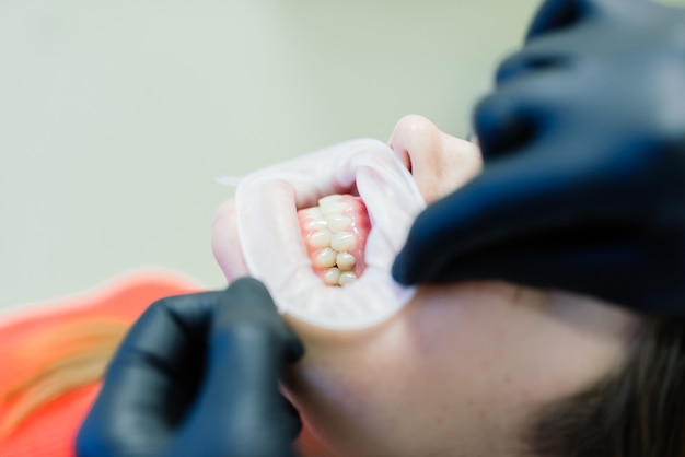 Foto dentista che esamina i denti di un paziente dal dentista.