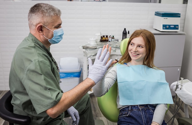 Photo dentist examining women's teeth in clinic dental problem