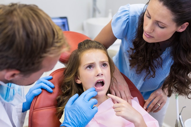 Dentista esaminando giovane paziente