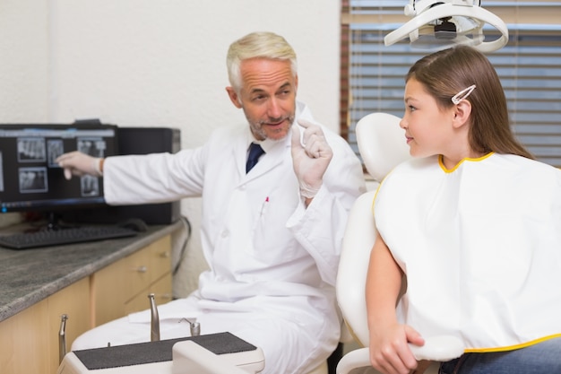 Стоматолог объясняет xrays маленькой девочке