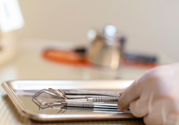 Foto il dentista tiene in mano i denti modello.