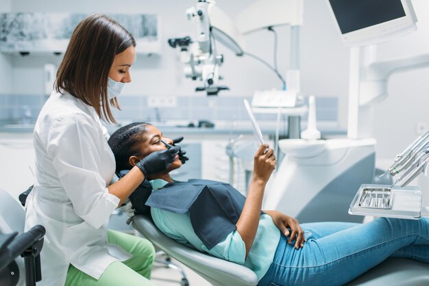 Стоматолог ищет кариес в стоматологической клинике