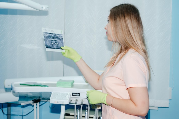 Photo dentist looks at xray of teeth