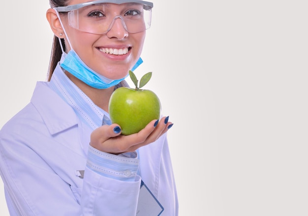 치과 의사 여자 잡고 녹색 신선한 사과 손과 칫 솔 치과 의사 여자 의사