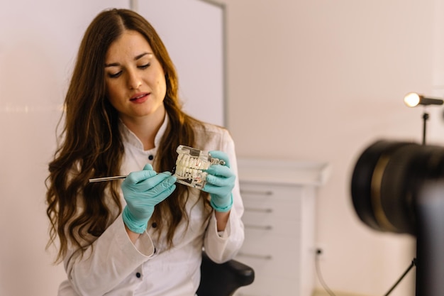 Photo dentist practicing work on tooth model