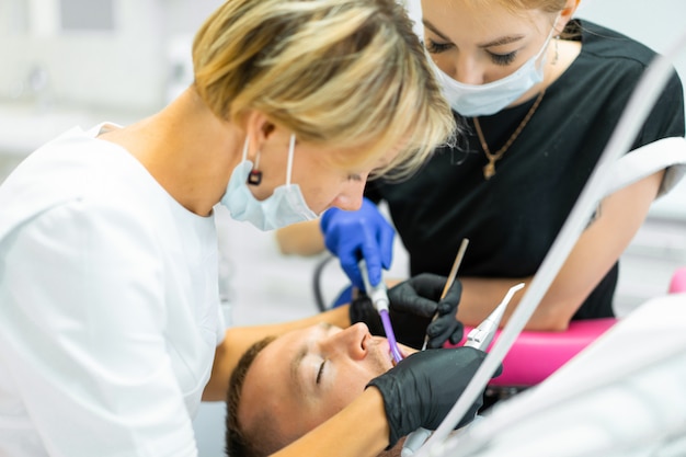 Foto dentista nel processo. servizi dentali, studio dentistico, cure dentistiche.