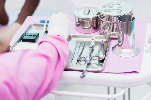 Фото Инструмент стоматолога, различные варианты крепления для восстановления исправлений