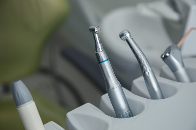 Инструменты стоматолога на столе