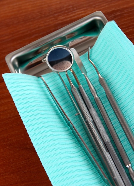 Photo dentist tools on wooden table