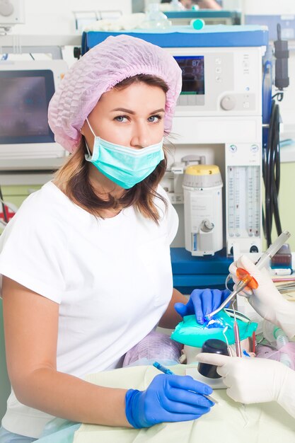 Foto il dentista tratta i denti