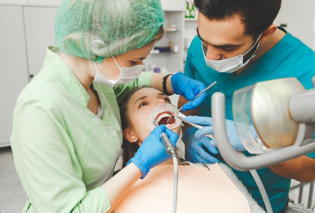 Dentista che tratta un paziente in clinica