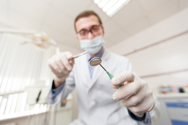 Dentista durante il lavoro