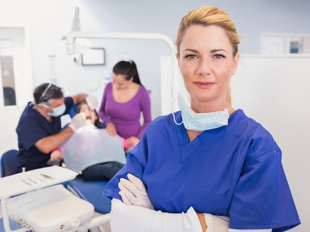 Foto dentista con le braccia incrociate