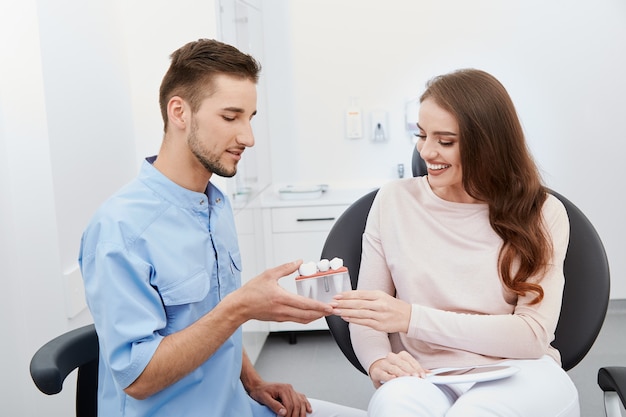 Dentista con paziente soddisfatto