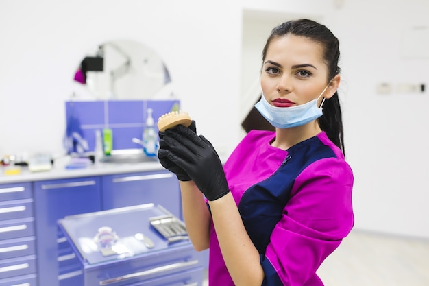 Foto donna dentista in una clinica