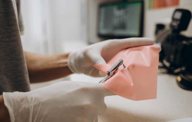 Procedura di installazione di cofferdam di odontoiatria tecnologia moderna di trattamento dentale