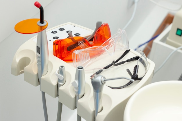 Photo dentistry cost analyst's tools goggles and polymerization lamp devices