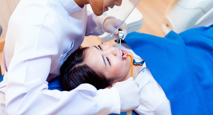 歯科医院での歯科とヘルスケアの概念。若いアジア人患者のための歯科医の健康診断の歯。