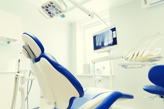 写真 歯科、医学、医療機器、口腔病学のコンセプト – 椅子付きの新しいモダンなデンタルクリニックオフィスのインテリア