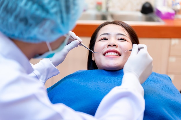 치과 진료소에서 치과 및 치아 건강 관리 개념. 젊은 아시아 환자를 위한 치과 검진 치아.