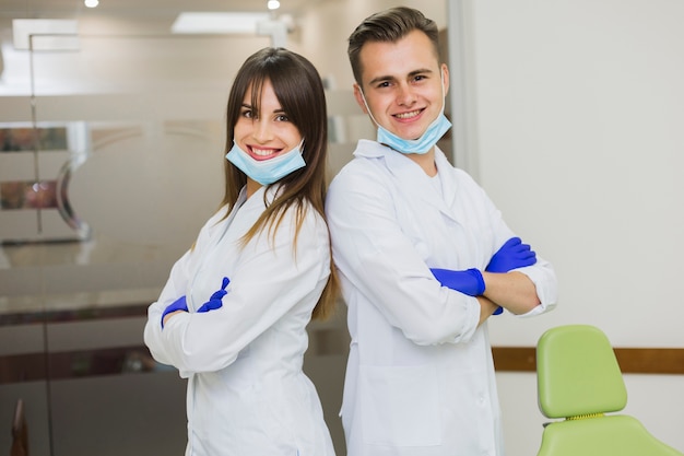 Foto dentisti che sorridono e che posano di schiena