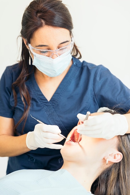 Dentisti con un paziente durante un intervento dentale. concetto medico.