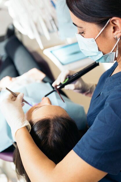 Dentisti con un paziente durante un intervento dentale.