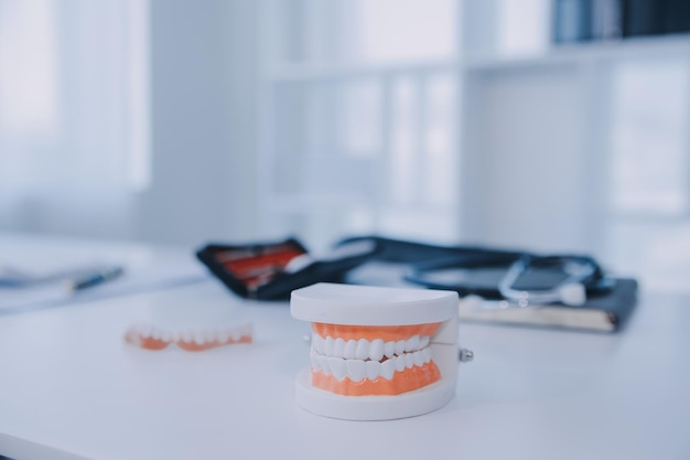 Протезы и стоматологические инструменты Стоматологическое зеркало на белом фоне