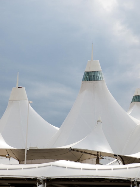 Denver International Airport bekend om zijn puntdak. Ontwerp van dak weerspiegelt met sneeuw bedekte bergen.