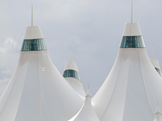 Denver International Airport bekend om zijn puntdak. Ontwerp van dak weerspiegelt met sneeuw bedekte bergen.