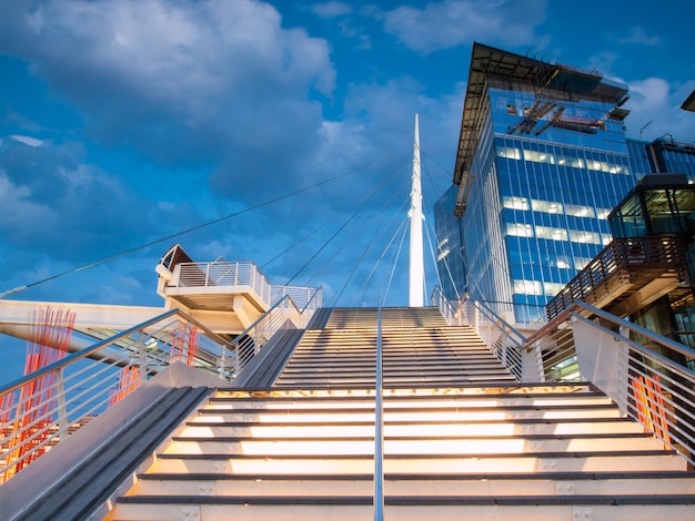 Denver Millennium Bridge bij zonsondergang.