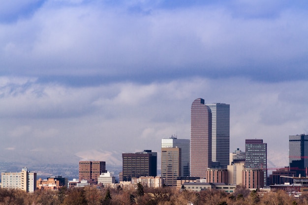 Lo skyline di denver durante il giorno in inverno.