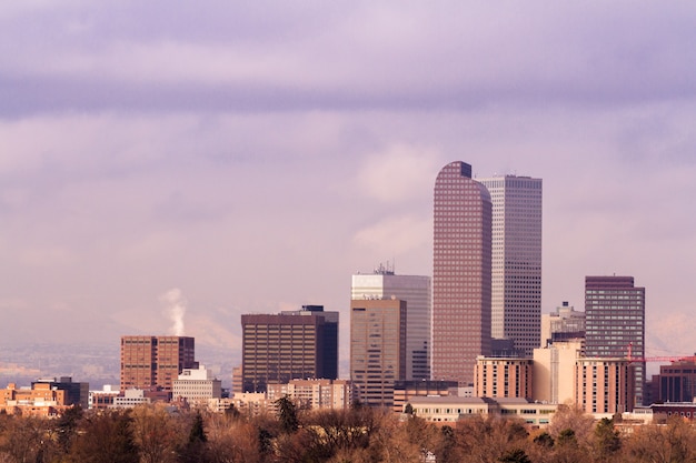Photo denver skyline during the day in the winter.