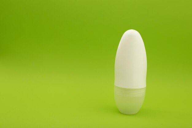 Deodorant op een felgroene achtergrond