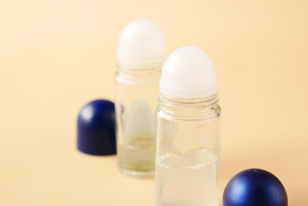 Deodorants en crèmecontainer op tafel