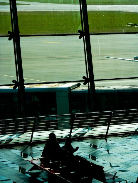 Un gate di partenza in un grande aeroporto internazionale