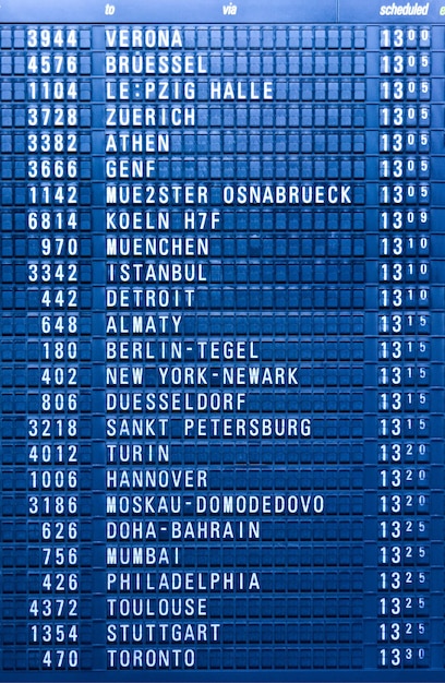 Доска расписания вылета в аэропорту