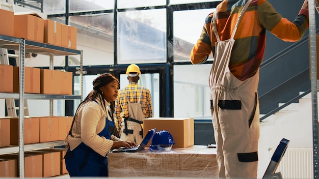 Depotmedewerkers halen pakketten uit de schappen of rekken, een team van collega's doet kwaliteitscontrole met winkelwaar op pallets. Mensen verplaatsen kartonnen dozen in opslagruimte. Schot uit de hand.