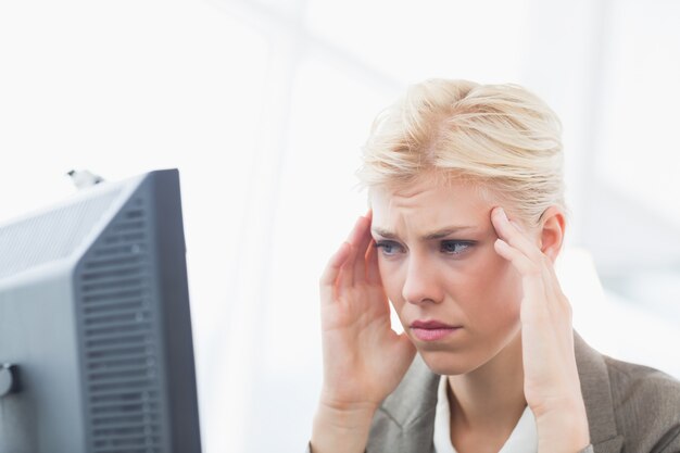 Photo depressed businesswoman