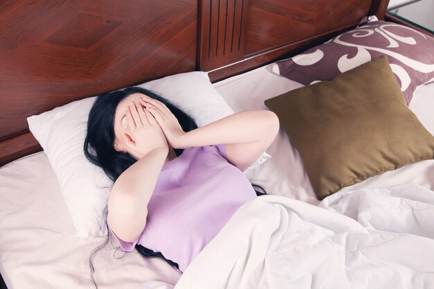 落ち込んでいる女の子は疲れて夜遅く眠ることができません