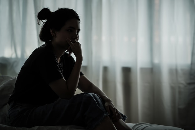 Photo depressed lonely woman in the house