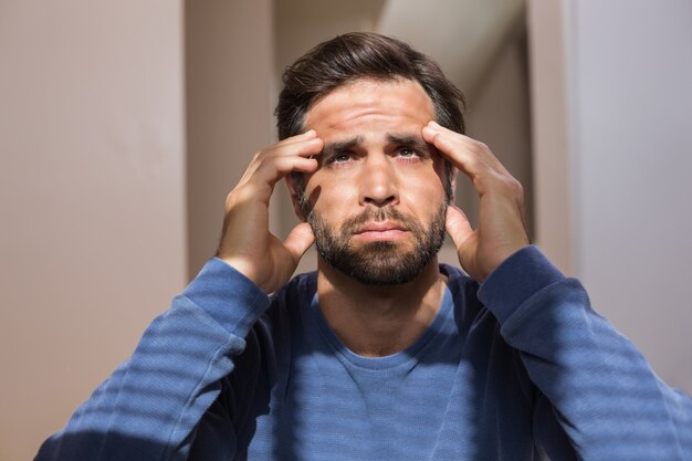 Photo depressed man sitting on floor