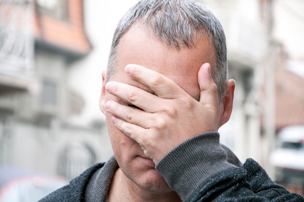 写真 街を歩く落ち込んでいる男