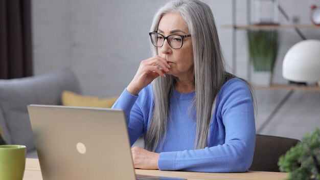 Foto una donna matura depressa ha ricevuto cattive notizie online. sindrome da burnout, superlavoro, depressione.