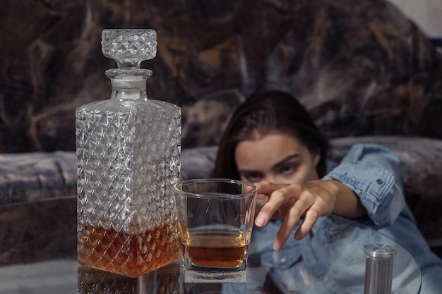 사진 우울한 젊은 여성은 스트레스가 많은 상황에서 집에서 술을 마신다