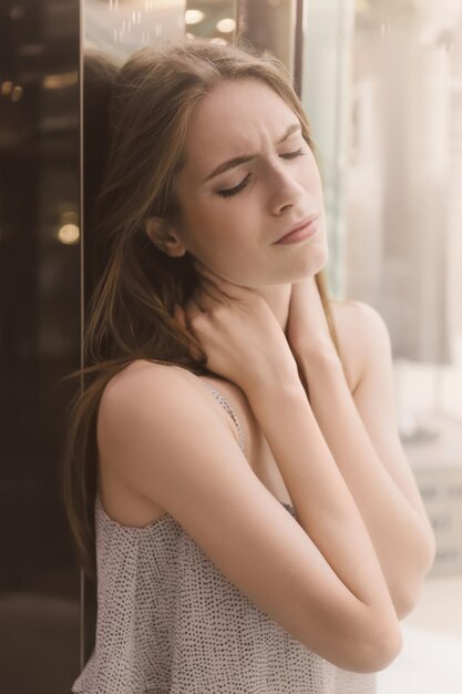 Photo depressed young woman indoors