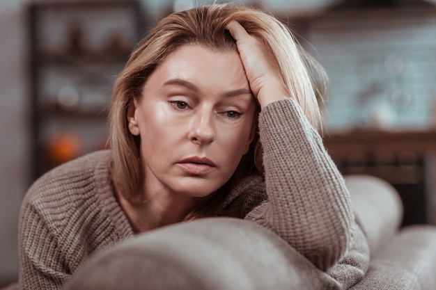 Depressief na scheiding. Aangename aantrekkelijke blonde vrouw die zich depressief voelt na scheiding